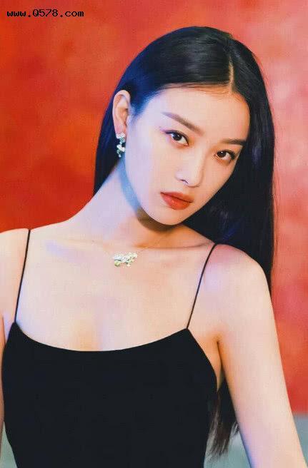 倪妮不需任何繁复缀饰只是一条吊带裙感觉就像壁画中的美人