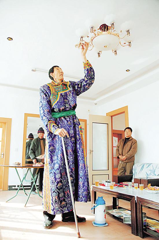 图为鲍喜顺在家搞卫生. 新华社发