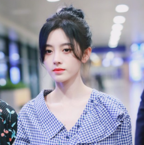 为啥鞠婧祎总散着长发?瞧见她扎的丸子头,网友:可真好看