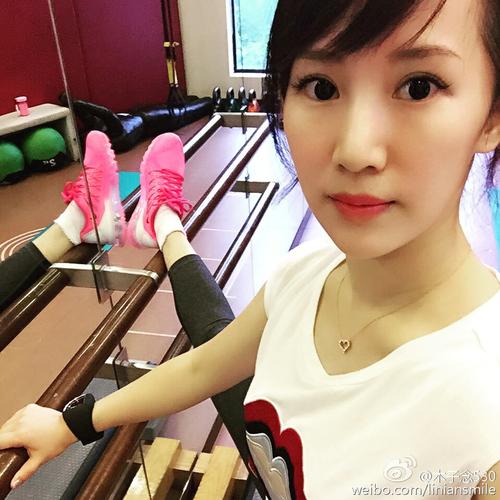 "阔太"李念弯腰压腿秀事业线
