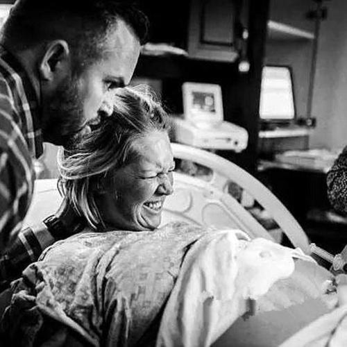 组图解锁产妇顺产分娩时胎儿的头型变化,网友:生命真的很神奇!