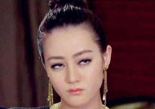 费沁源翻白眼被镜头拍下,原来翻白眼也能这么可爱,蒋欣看了也甘拜下风