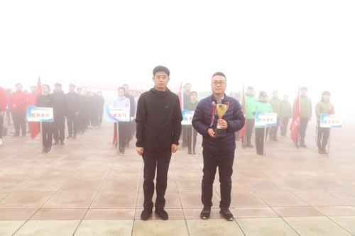 阜新分行举办"奋斗有我 众志成城"健步走暨团队形象展示活动