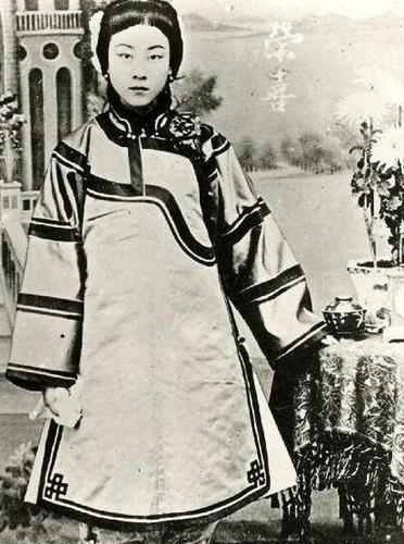 慈禧年轻时老照片曝光小时候清纯成年后很美老后气场强大