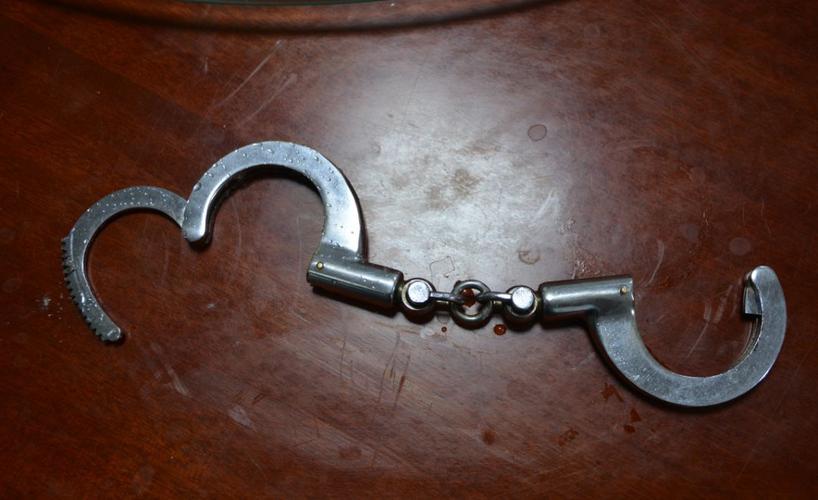 遂宁一嫌疑犯因手铐失灵被紧紧"咬住",差点手腕都.