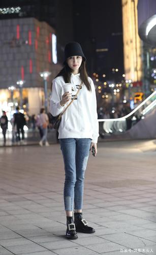 街拍:重庆夜晚街角的美女们!