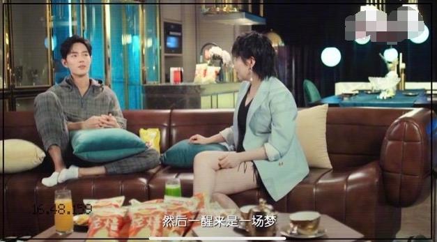 肖战脱鞋接受采访,盘腿坐沙发,网友:这是一条有味道的采访