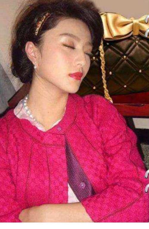 明星睡姿大曝光刘亦菲高难度赵丽颖很可爱迪丽热巴睁眼睡