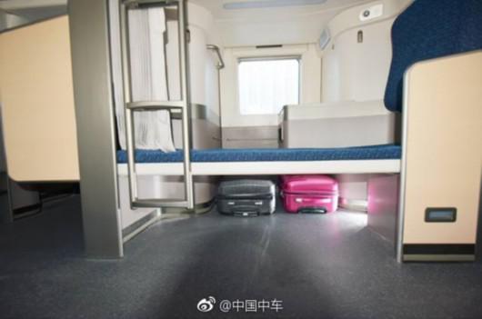 每个席位都像一个小包厢;左右各一排双层铺位,过道则在两排卧铺的中间