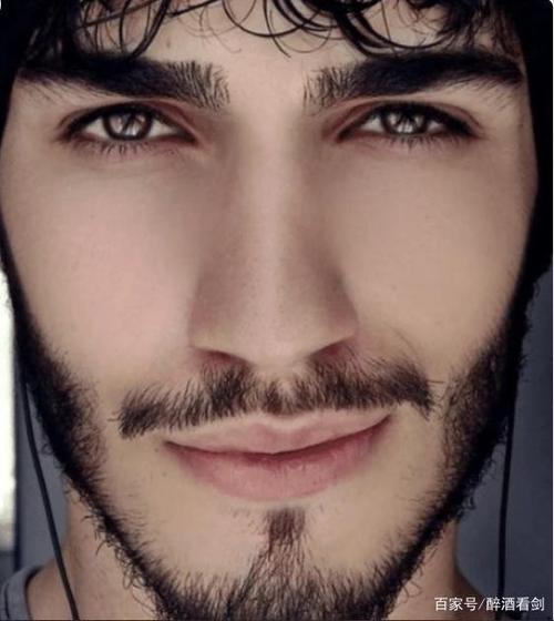 21岁阿拉伯男模因长得太帅,被国家终生禁止回国,如今