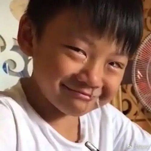 小男孩流泪流鼻涕的表情包动图