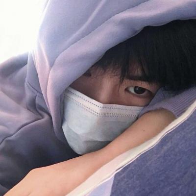 戴口罩男生成熟头像念七