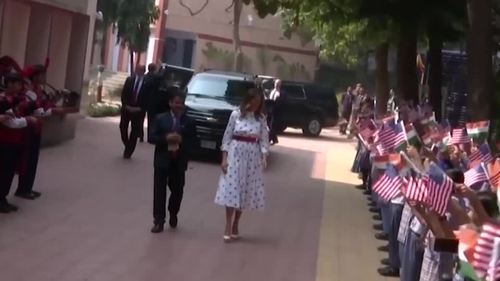 梅拉尼娅参观印度学校,眉中心点上吉祥痣,真是别有一番韵味