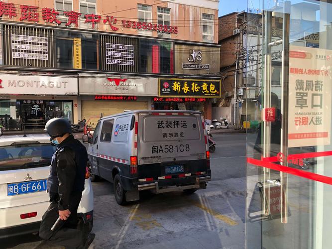 8点50分运钞车来了,  看,工作人员拿着"枪",穿着防弹衣,多威武啊!