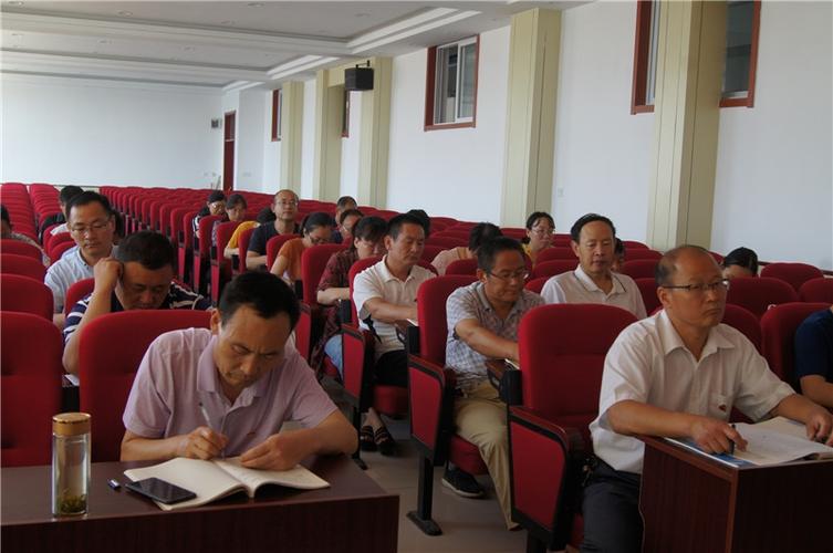 值此中国共产党建党98周年之际,莒县刘官庄镇中心初中组织全体党员在