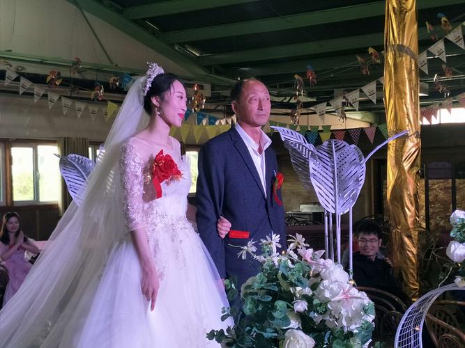 新娘的爸爸带女儿步入婚礼殿堂