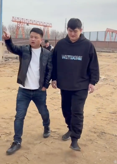 赵本山儿子现身工地身形壮实走路一瘸一拐鞋底沾满泥巴