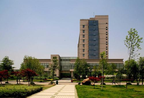 位于浙江树人大学校区中轴线上,主入口朝南向,面对学校中心绿化广场