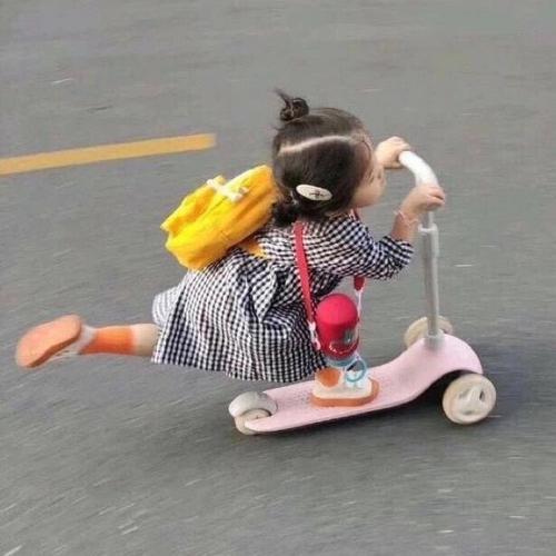已找到找头像小女孩在蹬滑板车