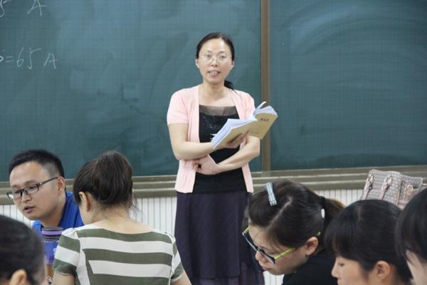 长垣一中初中部李慧香老师主持新乡市十中周丽君名师工作室与我校李慧