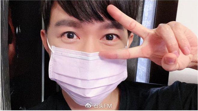但是,小学男学童上周告诉家长,担心戴上浅粉红色口罩会在学校会被嘲笑