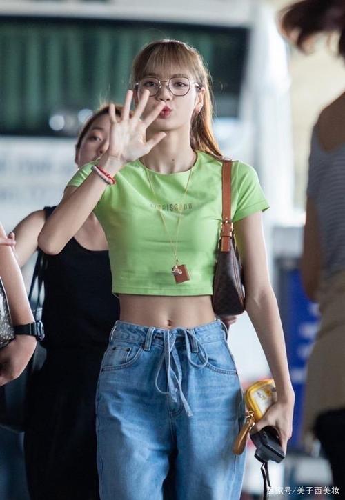 体重只有88斤的lisa,马甲线不输袁姗姗,裤头缝大得能