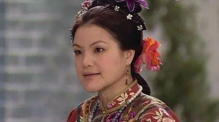 陈小春版《鹿鼎记》里,她是假扮太后的毛东珠 马蹄露本名梁颖颜,歌唱