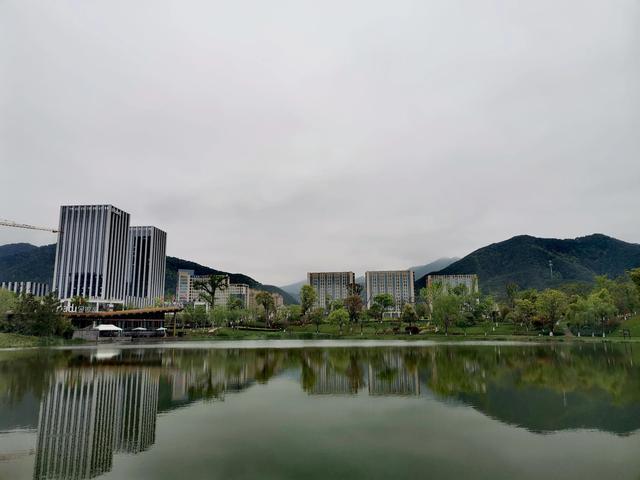 野生动物园旁的富阳银湖公园,杭州最大的草坪在这里