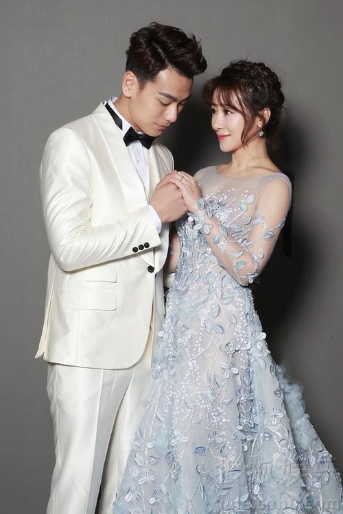 陈紫函戴向宇北京办答谢宴 牵手对视撒狗粮