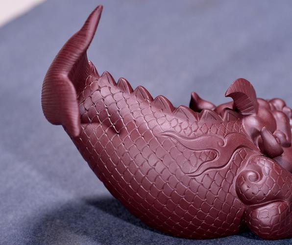 鱼化龙是汉族传统寓意纹样.亦名鱼龙变化.鱼化为龙,古喻金榜题名.