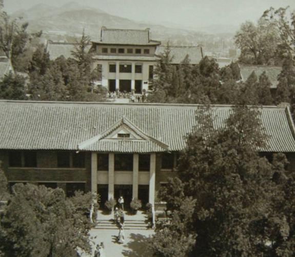 云南民族大学的老校门和老校区都是由我国著名的建筑设计大师 梁思成