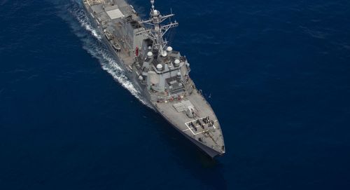 美军"拉斐尔佩拉尔塔"号驱逐舰抵达驻日基地