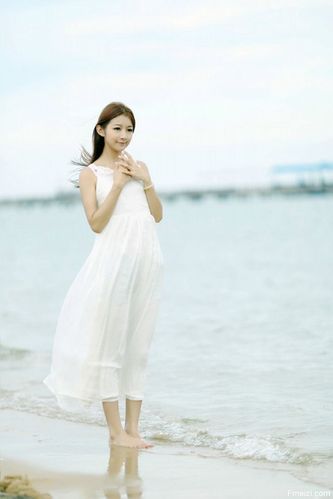 唯美-花瓣网|陪你做生活的设计师 | 白色长裙美女唯美海景摄影(图1)