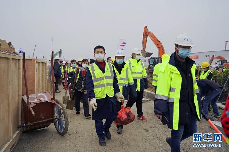 图为武汉火神山医院部分工作人员正在转场.新华网 吴文华摄