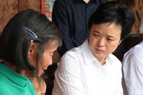 一幕感人的瞬间被"定格":资阳市委书记李佳眼眶湿润,一颗泪珠挂在眼角