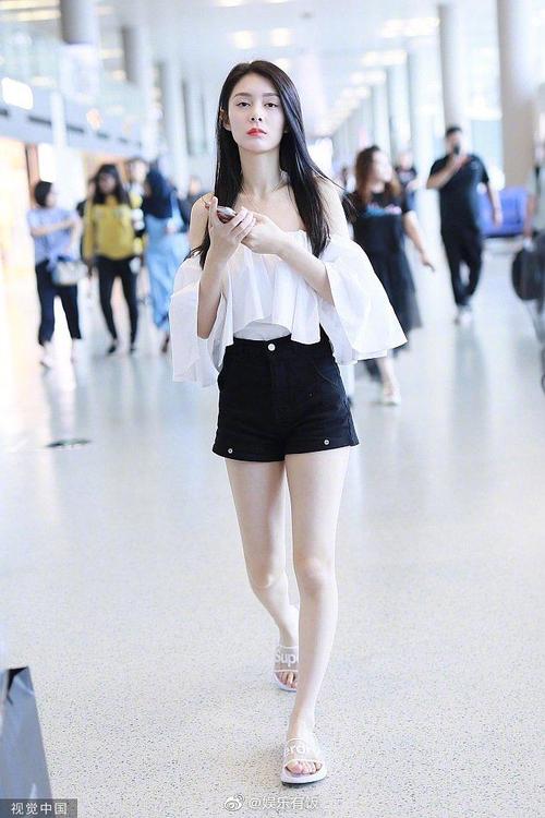 近期女星机场私服街拍,我觉得谢娜和吉克隽逸赢了.