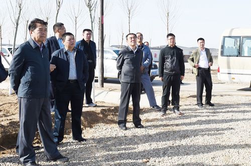 刘世江,自治区财政厅副巡视员,农业综合开发办主任丛建华带领调研组