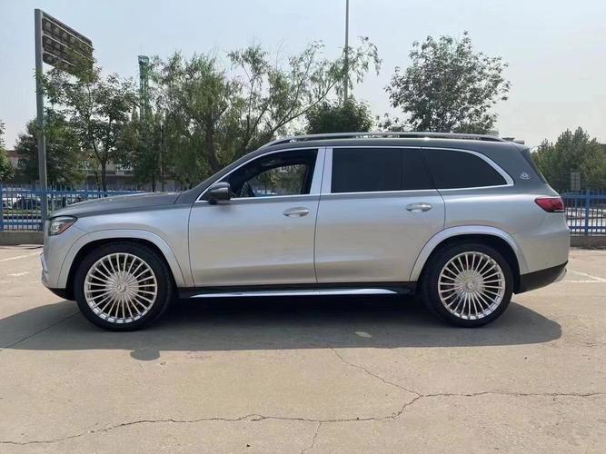 奔驰迈巴赫gls600方向盘,中控台等处都使用了实木,真皮等材质,触感,观