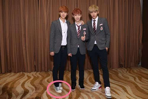 鹿晗张艺兴吴亦凡三人合影,为了不会显得那么矮鹿晗一直努力的踮起