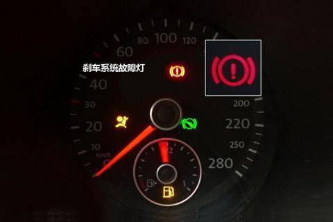 危险的10个汽车故障灯注意啦!一旦灯亮,千万要停车!