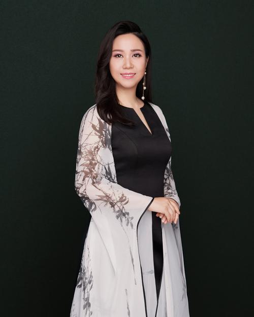 学习美声,获得硕士学位,硕士期间师从世界著名女高音歌唱家