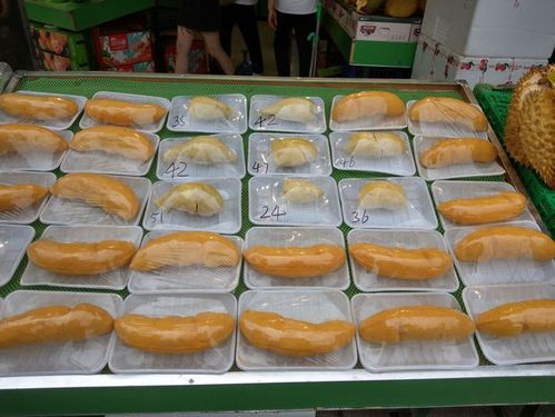 南充街头水果店榴莲热卖只是价格却不便宜