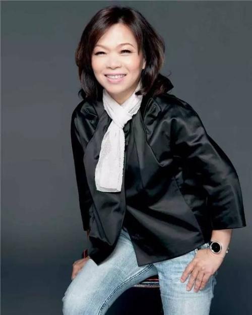 华人设计师王陈彩霞:从没学历的乡下小裁缝到巴黎时装周的逆袭之路