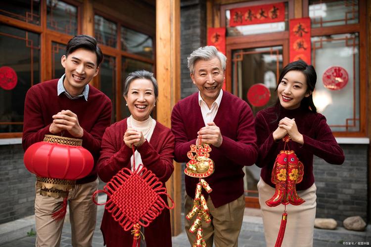她在大妈家拜年时遭到冷遇,认为大妈是担心她在家吃饭,所以她选择