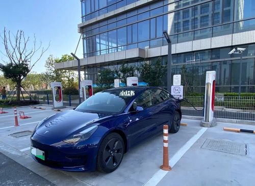 特斯拉model3蓝色实拍!