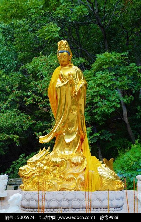 千山龙泉寺内脚踏金毛犼的观音
