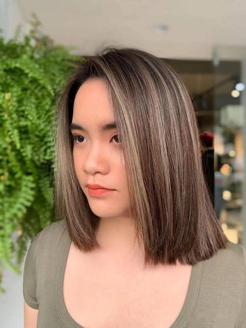 齐发尾锁骨直发,借着手刷染出微微线条感,宛若天生的混血发色,就能