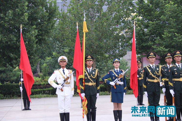 网络媒体国防行解放军三军仪仗队气势恢宏零距离感受震耳的正步声