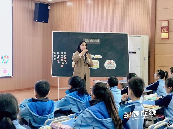 (天心区仰天湖桂花坪小学英语教师进行示范课展示.