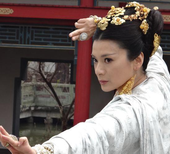 阎青妤加盟《异镇》 大理王妃变多面特工